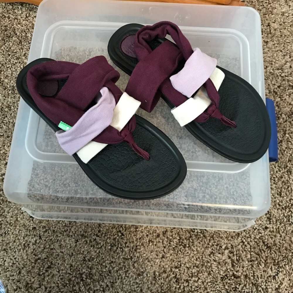 Sanuk sandals size 6.